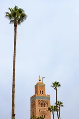 Koutoubia-Moschee in Marrakesch, Marokko, umgeben von Palmen © Ilias Kouroudis