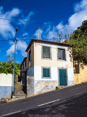 Gebäude und steile Straße in Funchal auf der Insel Madeira, Portugal