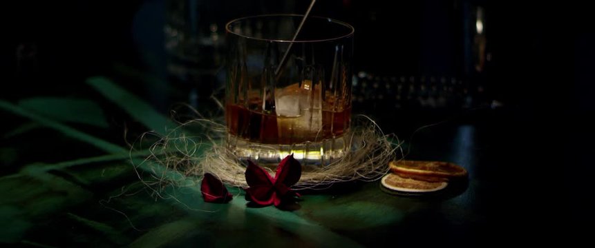 Old fashioned Cocktail wird auf Eis gerührt