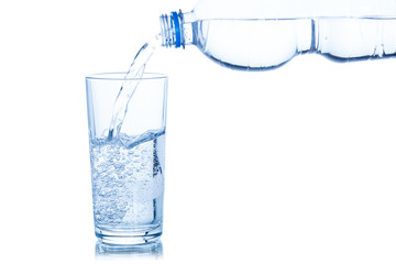 Wasser ins Glas einschenken eingießen Mineralwasser Flasche freigestellt Freisteller isoliert