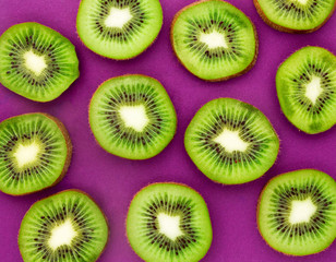 Fototapeta premium Plasterki kiwi jako bacground. Kiwi