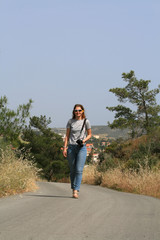 Obraz premium Girl with camera on mountain road