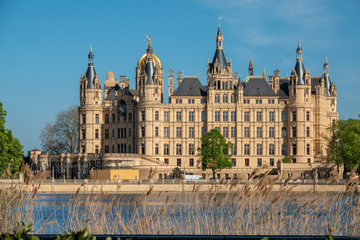 Fototapeta na wymiar the Schwerin castle in spring in the most beautiful weather before blue sky