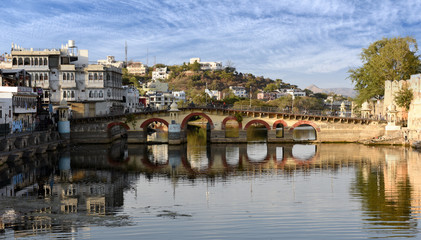 Naklejka premium panorama view to Chand Pole Puliya bridge at lake pichola, Udaipur, Rajasthan, India
