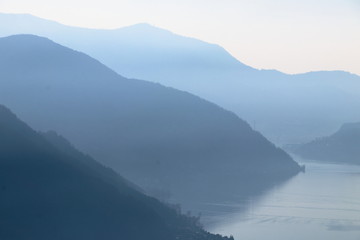 lago ceresio con la foschia