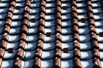 tetto in tegole con la neve