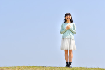 青空で笑う女の子