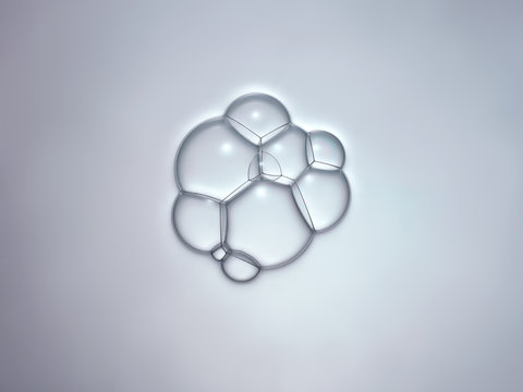 Bulles de savon en macrophotographie, bulles de taille variable connect&eacute;es entre elles sur un fond neutre