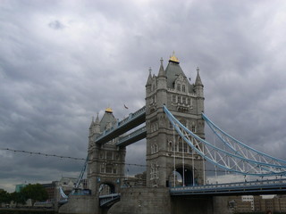 Fototapeta na wymiar Tower Bridge and clouds