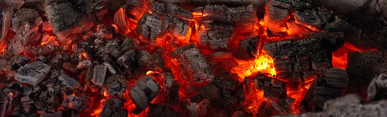 Foto op Plexiglas Brandhout textuur Brandende kolen uit een vuur abstracte achtergrond.