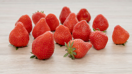 viele rote Lose Erdbeeren auf Tischplatte