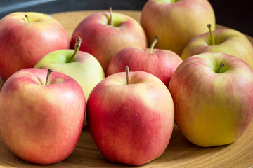 rote gelbe äpfel auf einem Teller