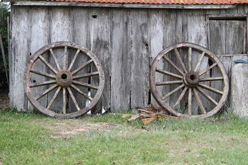Fototapeta na wymiar wheel of old wooden wagon