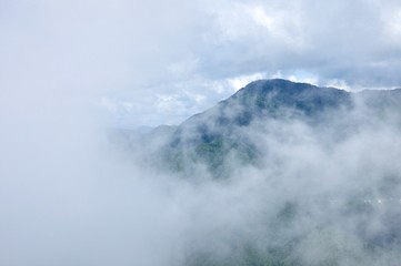 雲の群れる御正体山