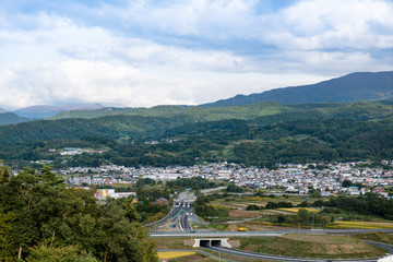 山形市内の風景と山形自動車道インターチェンジ