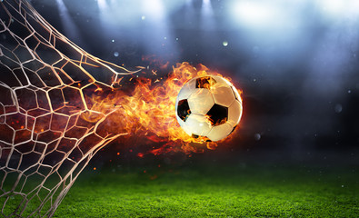 Feuriger Fußball im Tor mit Netz in Flammen