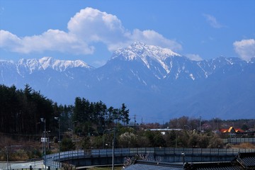 Fototapeta na wymiar 甲斐駒ヶ岳を望む風景