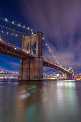Fototapeta premium Brooklyn Bridge od East River w nocy z długim czasem naświetlania
