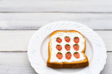 トーストアート イチゴ柄