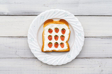 トーストアート イチゴ柄