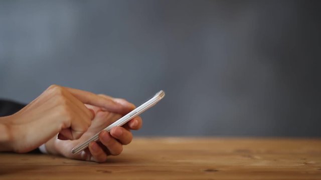 スマートフォンを操作する人