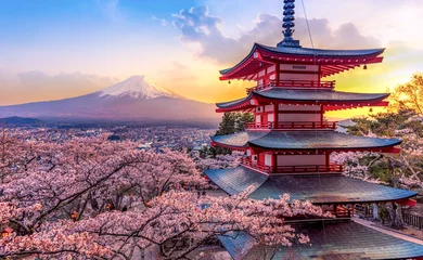  Fujiyoshida, Japan Prachtig uitzicht op de berg Fuji en Chureito-pagode bij zonsondergang, japan in het voorjaar met kersenbloesems © Travel mania
