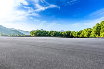 Schilderijen op glas Empty asphalt race track and beautiful natural landscape © ABCDstock