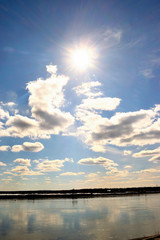 Солнце в небе над рекой