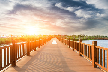 Obraz premium Boardwalk and beautiful clouds in city park