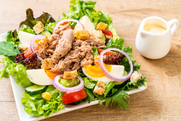 Tuna with vegetable salad and eggs