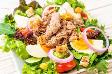 Tuna with vegetable salad and eggs