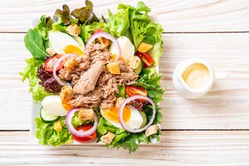 Tuna with vegetable salad and eggs