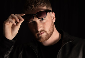 Obraz premium man with sunglasses shows his blue eyes