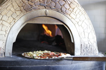 Metiendo pizza en el horno 