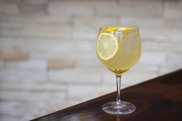Bebida de limón y maracuyá