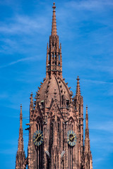 Die Spitze des Kirchturms des Doms in Frankfurt