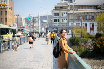 Obraz premium 京都観光を楽しむ女性