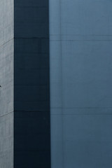 Fototapeta na wymiar Pared azul y gris en imagen vertical formas arquitectura de edificio para texto