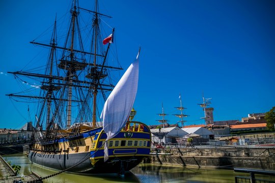 L'Hermione au port.