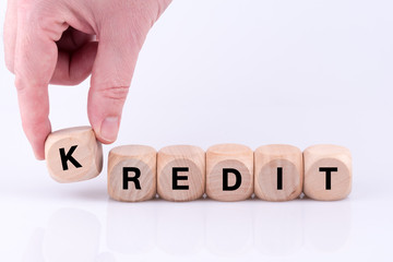 KREDIT aus einzelnen Buchstaben als Wort gelegt mit einer Hand