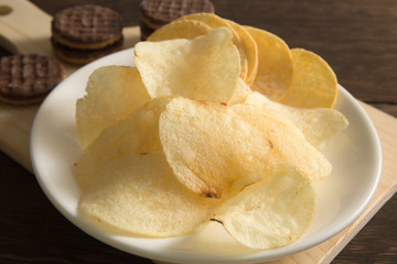 ポテトチップスとチョコレート菓子