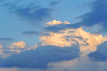 Fototapeta na wymiar Beautiful evening sky with air clouds