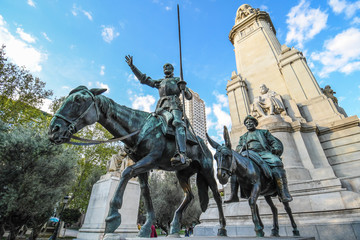 Obraz premium Monument to Cervantes in the Plaza de España in Madrid