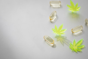 Pillen, Tabletten, Kapseln mit Cannabis Marihuana Hanf und CBD gegen Schmerzen zur Therapie als Medizin Arzneimittel