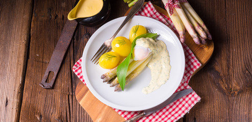 asparagus with poached egg sauce and wild garlic