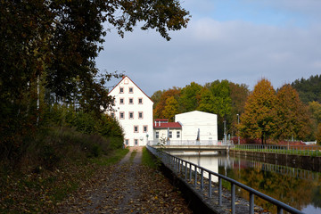 Obraz premium Country house. Residential building in the middle of the forest. House built outside the city. Classic German construction. German house in the village.