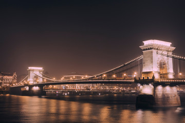 Obraz premium Night shot of the Chain Bridge and the Danube river in Budapest, Hungary