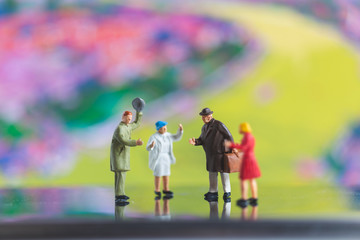 Naklejka premium Tourist handshake with friend on colorfull background