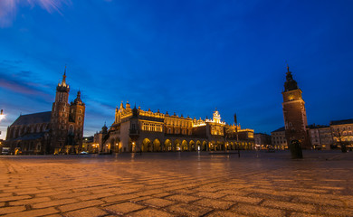 Famosa piazza medievale del mercato nella città vecchia di Cracovia in Polonia