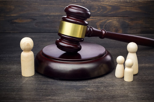 dad and mom with kids figures with gavel. divorce concept